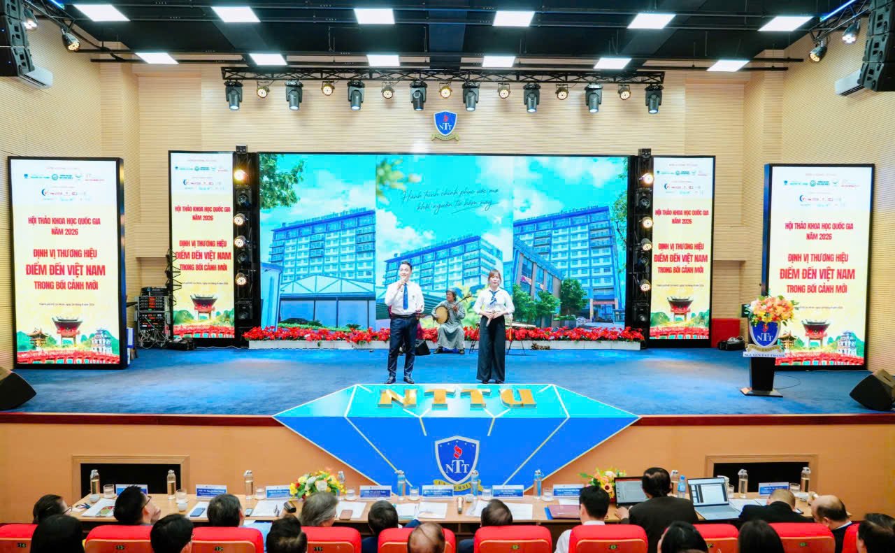 Tác phẩm “Khoa Du lịch- Trường ĐH Nguyễn Tất Thành thân yêu (Tác giả: Hồ Nhựt Quang; Nghệ sĩ: Lý Trung Tín và Thúy Trang). Tác phẩm “Khoa Du lịch- Trường ĐH Nguyễn Tất Thành thân yêu (Tác giả: Hồ Nhựt Quang; Nghệ sĩ: Lý Trung Tín và Thúy Trang).