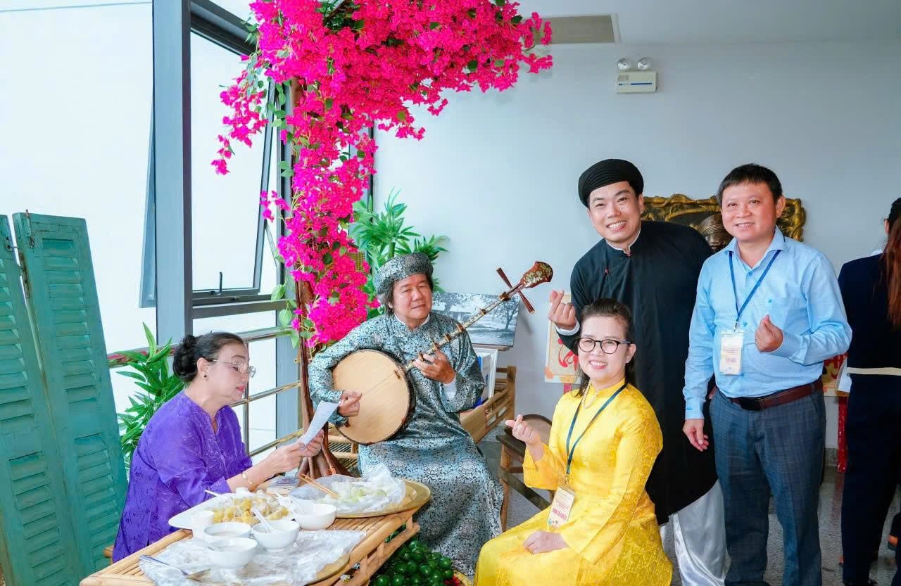 TS. Phan Thị Ngàn- Trưởng Khoa Du lịch (Trường ĐH Nguyễn Tất Thành) và Ông Nguyễn Thanh Tú- Giám đốc Quỹ Giáo dục Thiện Tâm, Diễn giả Hồ Nhựt Quang trải nghiệm Chợ quê. TS. Phan Thị Ngàn- Trưởng Khoa Du lịch (Trường ĐH Nguyễn Tất Thành) và Ông Nguyễn Thanh Tú- Giám đốc Quỹ Giáo dục Thiện Tâm, Diễn giả Hồ Nhựt Quang trải nghiệm Chợ quê.