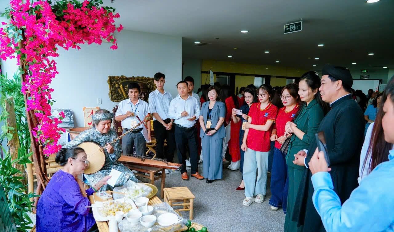 Đông đảo quý đại biểu, học giả tham quan, thưởng lãm góc Chợ quê nghe đờn ca tài tử. Đông đảo quý đại biểu, học giả tham quan, thưởng lãm góc Chợ quê nghe đờn ca tài tử.