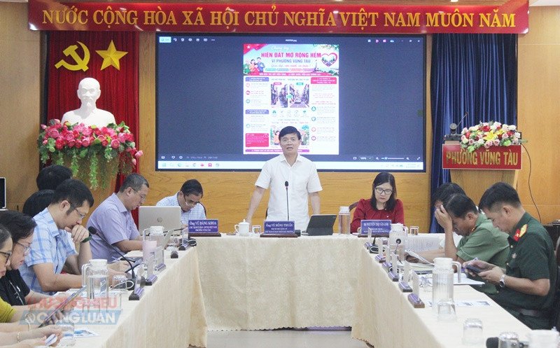 Ông Vũ Hồng Thuấn, Chủ tịch UBND Phường Vũng Tàu, TP HCM chủ trì hội nghị. Ông Vũ Hồng Thuấn, Chủ tịch UBND Phường Vũng Tàu, TP HCM chủ trì hội nghị.