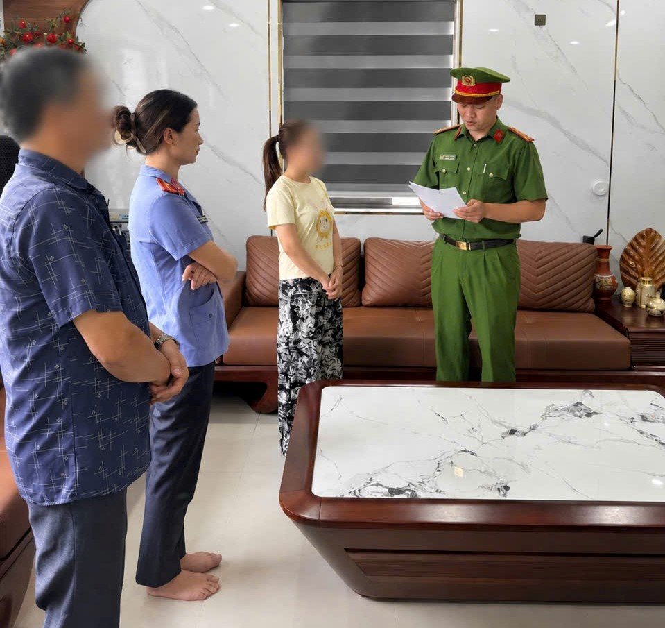 Ph&ograve;ng Cảnh s&aacute;t kinh tế (C&ocirc;ng an tỉnh Quảng Ninh) tống đạt Quyết định khởi tố bị can, ph&ecirc; chuẩn quyết định khởi tố bị can đối với c&aacute;c đối tượng trong vụ &aacute;n