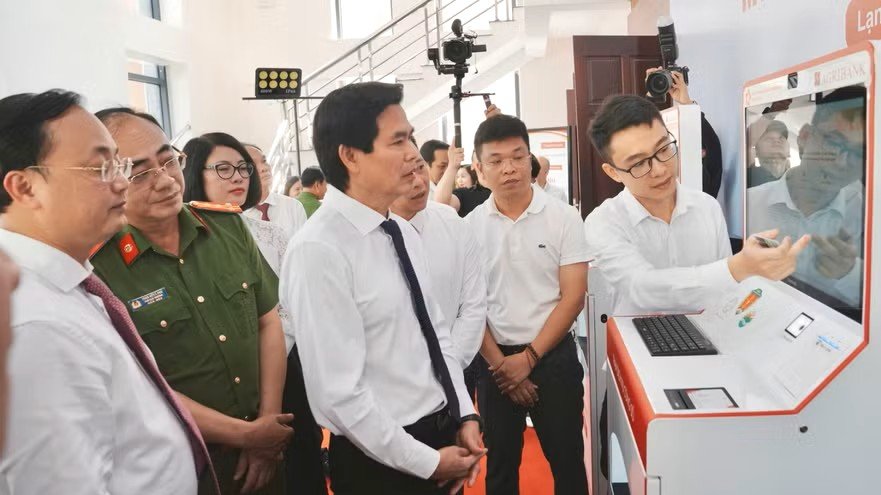 Bí thư Tỉnh ủy Lạng Sơn Hoàng Quốc Khánh trải nghiệm Bí thư Tỉnh ủy Lạng Sơn Hoàng Quốc Khánh trải nghiệm