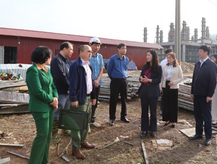 Trần Thanh Nh&agrave;n, Ph&oacute; Chủ tịch UBND tỉnh v&agrave; đo&agrave;n c&ocirc;ng t&aacute;c kiểm tra c&ocirc;ng tr&igrave;nh Trường Phổ th&ocirc;ng nội tr&uacute; li&ecirc;n cấp Tiểu học v&agrave; THCS Khuất X&aacute; (x&atilde; Khuất X&aacute;)