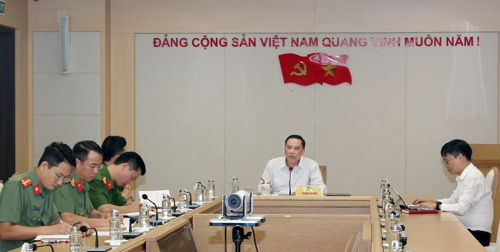 Quang cảnh buổi l&agrave;m việc