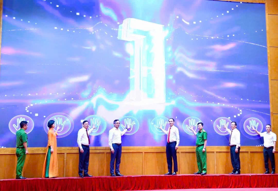 Ch&iacute;nh quyền phường Hạ Long bấm n&uacute;t ra mắt Bộ nhận diện thương hiệu phường Hạ Long; nền tảng Hạ Long Smart, hệ thống Camera AI v&agrave; Wifi cộng đồng