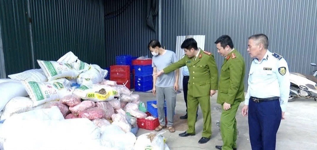 Phòng Cảnh sát kinh tế Công an tỉnh Ninh Bình phối hợp kiểm tra, phát hiện vụ vi phạm pháp luật về an toàn thực phẩm trên địa bàn Phòng Cảnh sát kinh tế Công an tỉnh Ninh Bình phối hợp kiểm tra, phát hiện vụ vi phạm pháp luật về an toàn thực phẩm trên địa bàn
