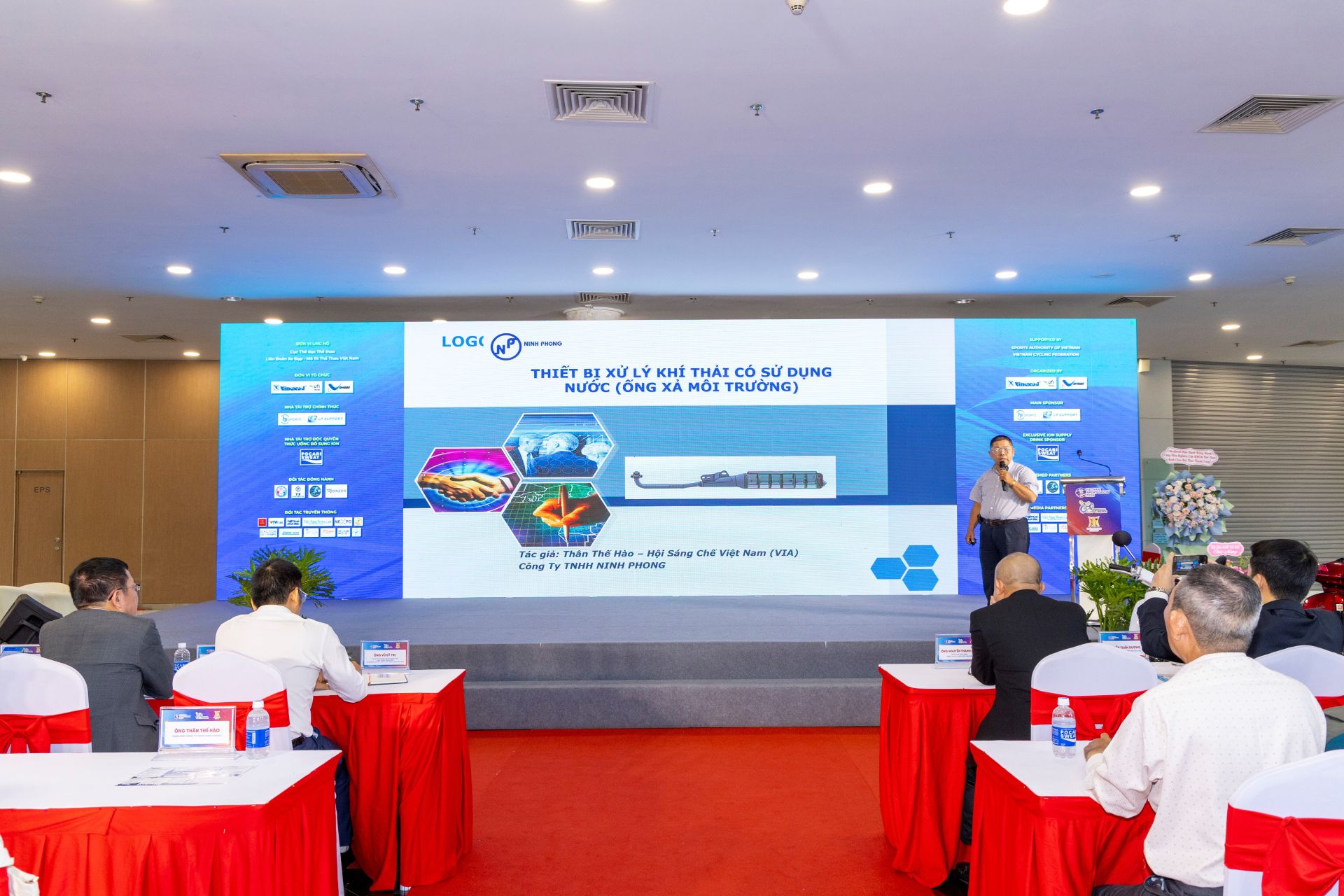Ông Thân Thế Hào – Nhà sáng chế, Giám đốc Công ty TNHH Ninh Phong trình bày chuyên đề: “Dự án phát triển ống xả giảm phát thải CO₂, bảo vệ môi trường”. Ông Thân Thế Hào – Nhà sáng chế, Giám đốc Công ty TNHH Ninh Phong trình bày chuyên đề: “Dự án phát triển ống xả giảm phát thải CO₂, bảo vệ môi trường”.