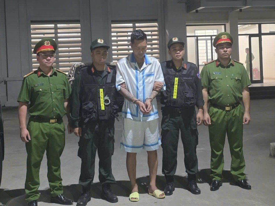 Đối tượng Bùi Xuân Huấn (đứng giữa) tại cơ quan Công an - Ảnh: Bộ Công an Đối tượng Bùi Xuân Huấn (đứng giữa) tại cơ quan Công an - Ảnh: Bộ Công an