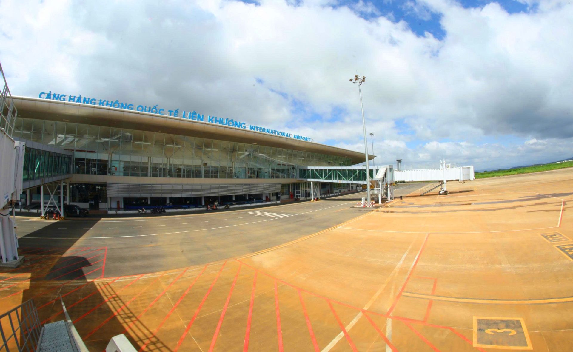 Diện mạo mới của sân bay Liên Khương trước ngày mở cửa trở lại. Diện mạo mới của sân bay Liên Khương trước ngày mở cửa trở lại.