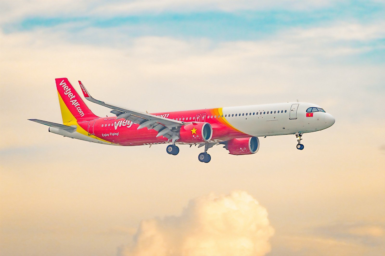 Vietjet từng bước chuẩn bị nguồn lực đưa Internet vệ tinh l&ecirc;n m&aacute;y bay sau khi k&yacute; hợp đồng với Starlink Services Việt Nam.