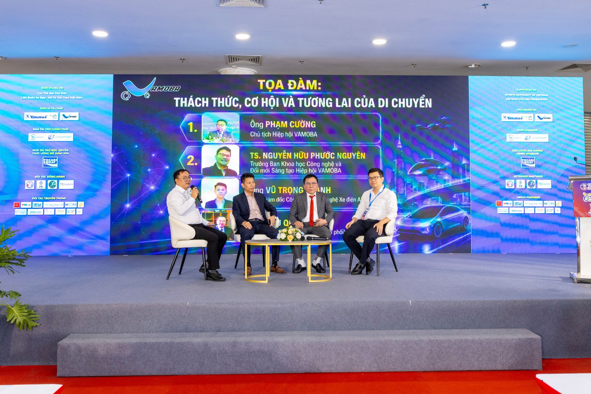 Tọa đàm giữa Chủ tịch Phạm Cường, chuyên gia và doanh nghiệp tiêu biểu. Tọa đàm giữa Chủ tịch Phạm Cường, chuyên gia và doanh nghiệp tiêu biểu.