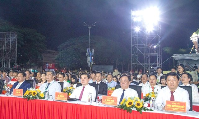 Các đại biểu đến dự lễ khai mạc. Các đại biểu đến dự lễ khai mạc.