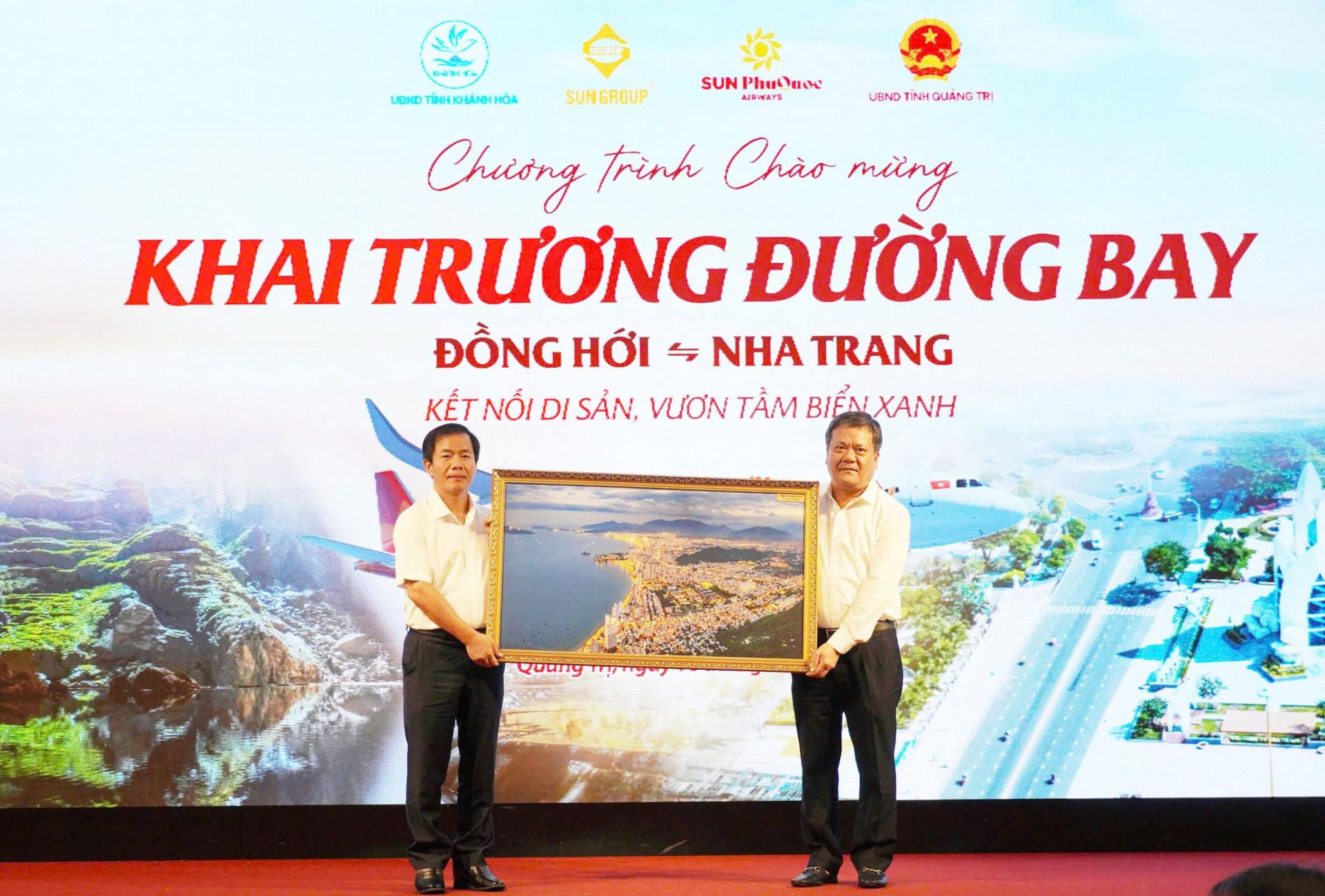 Ông Trần Phong, Bí thư Tỉnh ủy Khánh Hòa tặng quà cho tỉnh Quảng Trị Ông Trần Phong, Bí thư Tỉnh ủy Khánh Hòa tặng quà cho tỉnh Quảng Trị