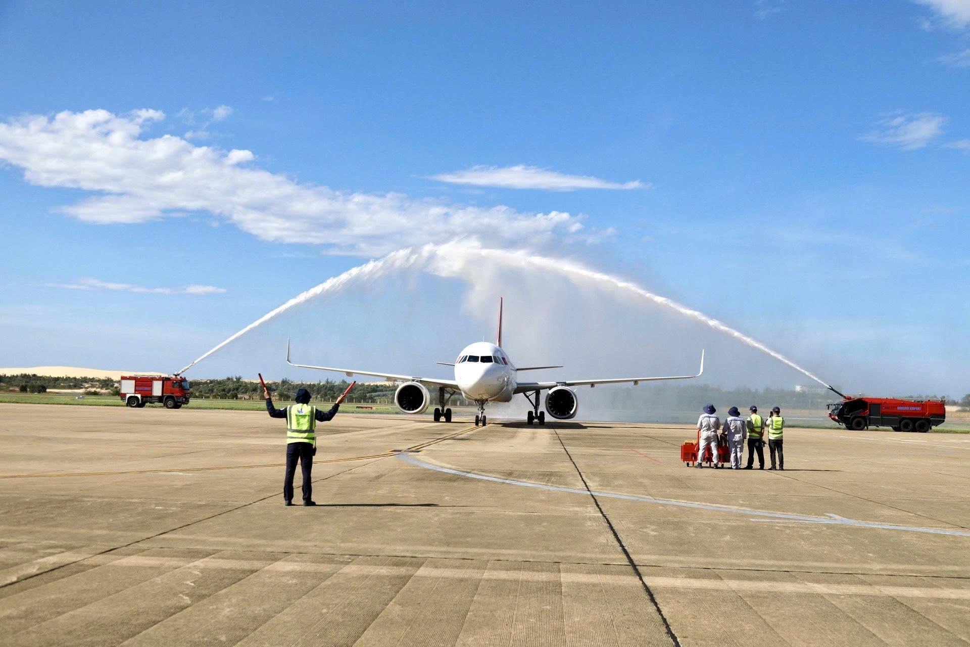 Chuyến bay đầu tiên trên đường bay Cam Ranh - Đồng Hới của Sun PhuQuoc Airways đã hạ cánh tại Cảng hàng không Đồng Hới Chuyến bay đầu tiên trên đường bay Cam Ranh - Đồng Hới của Sun PhuQuoc Airways đã hạ cánh tại Cảng hàng không Đồng Hới
