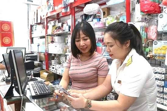 Công chức Thuế tỉnh Sơn La hỗ trợ hộ kinh doanh làm thủ tục nộp thuế. Ảnh: sonla.gdt.gov.vn Công chức Thuế tỉnh Sơn La hỗ trợ hộ kinh doanh làm thủ tục nộp thuế. Ảnh: sonla.gdt.gov.vn