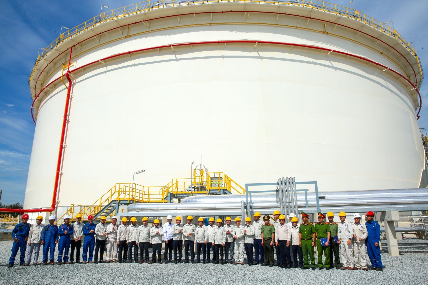 Đại diện Bộ Công Thương, UBND tỉnh Quảng Ngãi, Khu kinh tế Dung Quất và các cấp chính quyền tham quan, chúc mừng BSR khánh thành, đưa vào hoạt động bồn chứa dầu thô mới tại Nhà máy Lọc dầu Dung Quất Đại diện Bộ Công Thương, UBND tỉnh Quảng Ngãi, Khu kinh tế Dung Quất và các cấp chính quyền tham quan, chúc mừng BSR khánh thành, đưa vào hoạt động bồn chứa dầu thô mới tại Nhà máy Lọc dầu Dung Quất