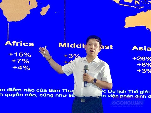 Ông Phùng Quang Thắng trình bày tham luận. Ông Phùng Quang Thắng trình bày tham luận.