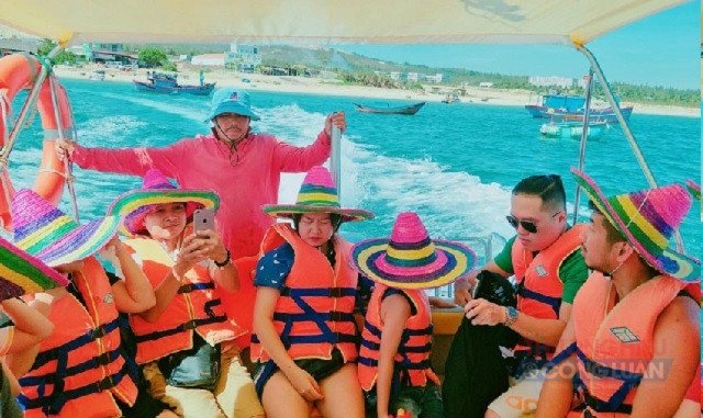 Du khách nước ngoài tham quan thắng cảnh Kỳ Co – Eo Gió. Du khách nước ngoài tham quan thắng cảnh Kỳ Co – Eo Gió.