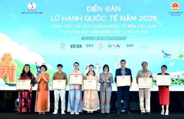 Bà Cao Thị Ngọc Lan (thứ 2 từ trai qua) tặng Bằng khen cho các đơn vị. Bà Cao Thị Ngọc Lan (thứ 2 từ trai qua) tặng Bằng khen cho các đơn vị.