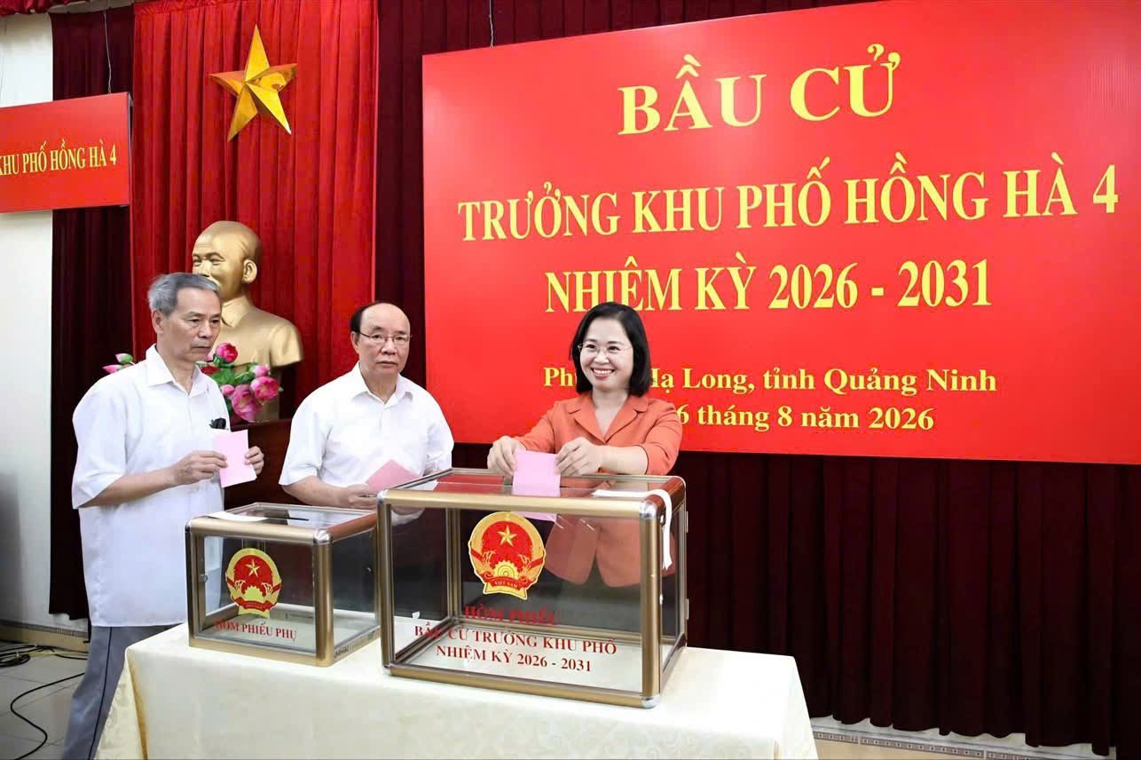 Bà Trịnh Thị Minh Thanh, Phó Bí thư Thường trực Tỉnh uỷ, Chủ tịch HĐND tỉnh Quảng Ninh bỏ phiếu bầu trưởng khu tại Khu Hà 4 Bà Trịnh Thị Minh Thanh, Phó Bí thư Thường trực Tỉnh uỷ, Chủ tịch HĐND tỉnh Quảng Ninh bỏ phiếu bầu trưởng khu tại Khu Hà 4