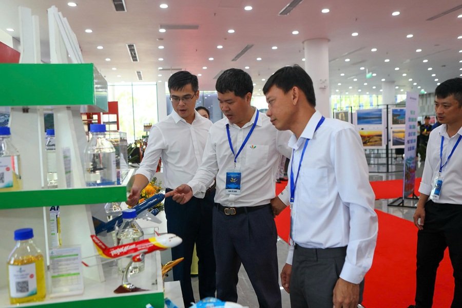 ​Kh&aacute;ch tham quan t&igrave;m hiểu c&aacute;c sản phẩm v&agrave; th&ocirc;ng tin về hoạt động sản xuất, kinh doanh của BSR tại triển l&atilde;m kỷ niệm 30 năm Ng&agrave;y th&agrave;nh lập Ban Quản l&yacute; Khu kinh tế Dung Quất v&agrave; c&aacute;c khu c&ocirc;ng nghiệp Quảng Ng&atilde;i