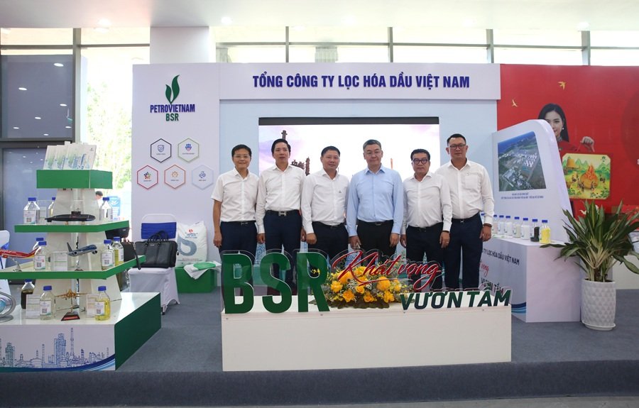 Đo&agrave;n c&ocirc;ng t&aacute;c Petrovietnam tham quan khu gian h&agrave;ng triển l&atilde;m của BSR