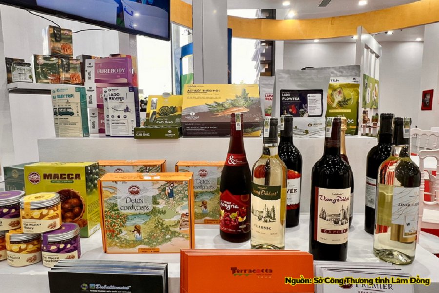 Các sản phẩm đặc trưng, sản phẩm OCOP trưng bày tại gian hàng. Các sản phẩm đặc trưng, sản phẩm OCOP trưng bày tại gian hàng.