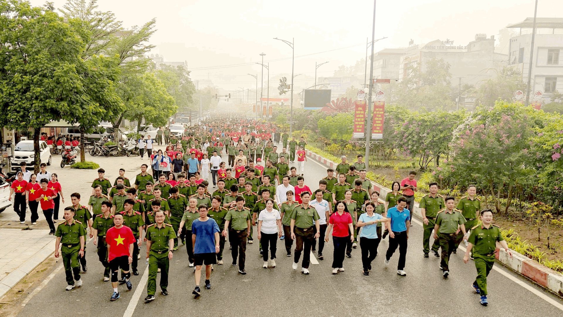 C&aacute;c đại biểu c&ugrave;ng Nh&acirc;n d&acirc;n hưởng ứng Chương tr&igrave;nh &ldquo;C&ugrave;ng Việt Nam tiến bước&rdquo; năm 2025