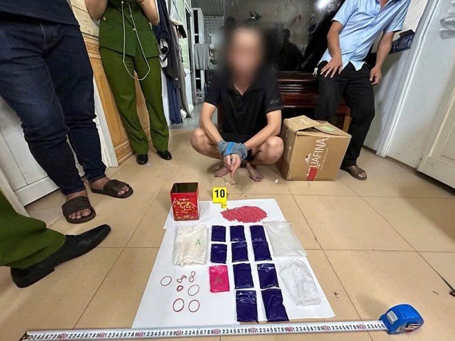 Đối tượng bị bắt giữ v&igrave; li&ecirc;n quan đến ma t&uacute;y. Ảnh: C&ocirc;ng an phường Đ&ocirc;ng H&agrave;