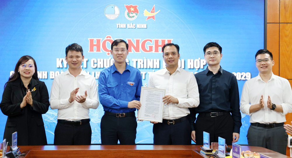 L&atilde;nh đạo Ủy ban Hội Li&ecirc;n hiệp Thanh ni&ecirc;n tỉnh Bắc Ninh trao quyết định chuyển giao c&ocirc;ng t&aacute;c chỉ đạo, quản l&yacute; v&agrave; hỗ trợ hoạt động của C&acirc;u lạc bộ Đầu tư v&agrave; Khởi nghiệp về trực thuộc Hội Doanh nh&acirc;n trẻ tỉnh.