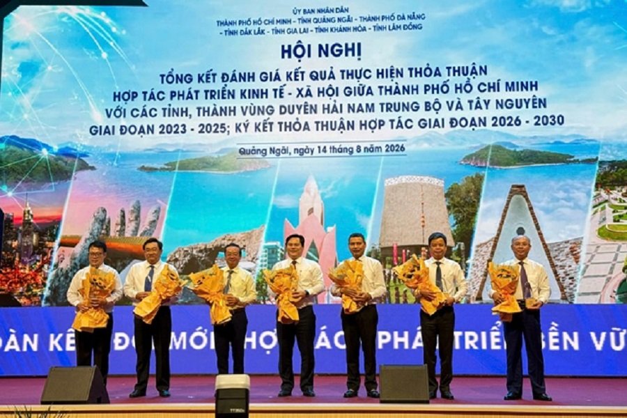 Đại diện lãnh đạo các tỉnh, thành tham dự hội nghị nhận hoa chúc mừng.(Ảnh: P.D) Đại diện lãnh đạo các tỉnh, thành tham dự hội nghị nhận hoa chúc mừng.(Ảnh: P.D)