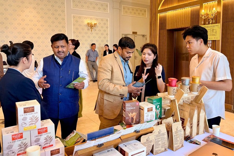 Đối tác Ấn Độ lắng nghe các doanh nghiệp Lâm Đồng giới thiệu sản phẩm đặc sản tại chương trình. Đối tác Ấn Độ lắng nghe các doanh nghiệp Lâm Đồng giới thiệu sản phẩm đặc sản tại chương trình.