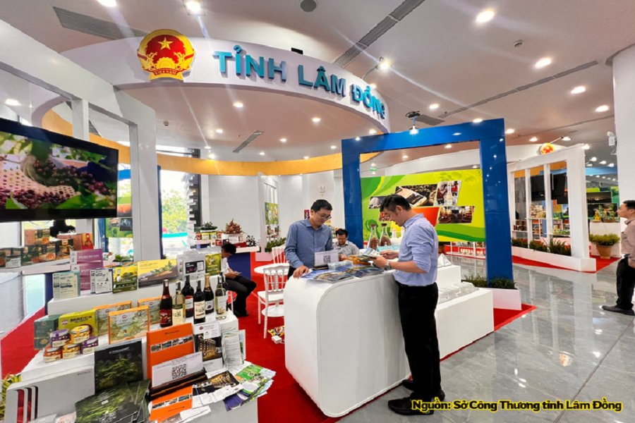 Gian hàng trưng bày sản phẩm đặc trưng của tỉnh Lâm Đồng tại sự kiện. Gian hàng trưng bày sản phẩm đặc trưng của tỉnh Lâm Đồng tại sự kiện.