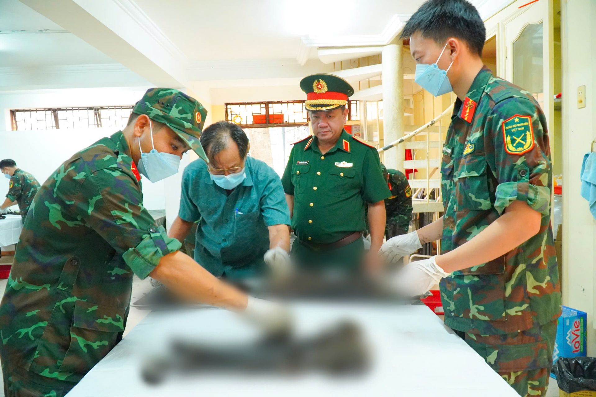 Thiếu tướng Nguyễn Thành Trung, Chính ủy Bộ Tư lệnh TPHCM, kiểm tra công tác tìm kiếm, quy tập hài cốt liệt sĩ tại Công viên Lê Thị Riêng. Thiếu tướng Nguyễn Thành Trung, Chính ủy Bộ Tư lệnh TPHCM, kiểm tra công tác tìm kiếm, quy tập hài cốt liệt sĩ tại Công viên Lê Thị Riêng.