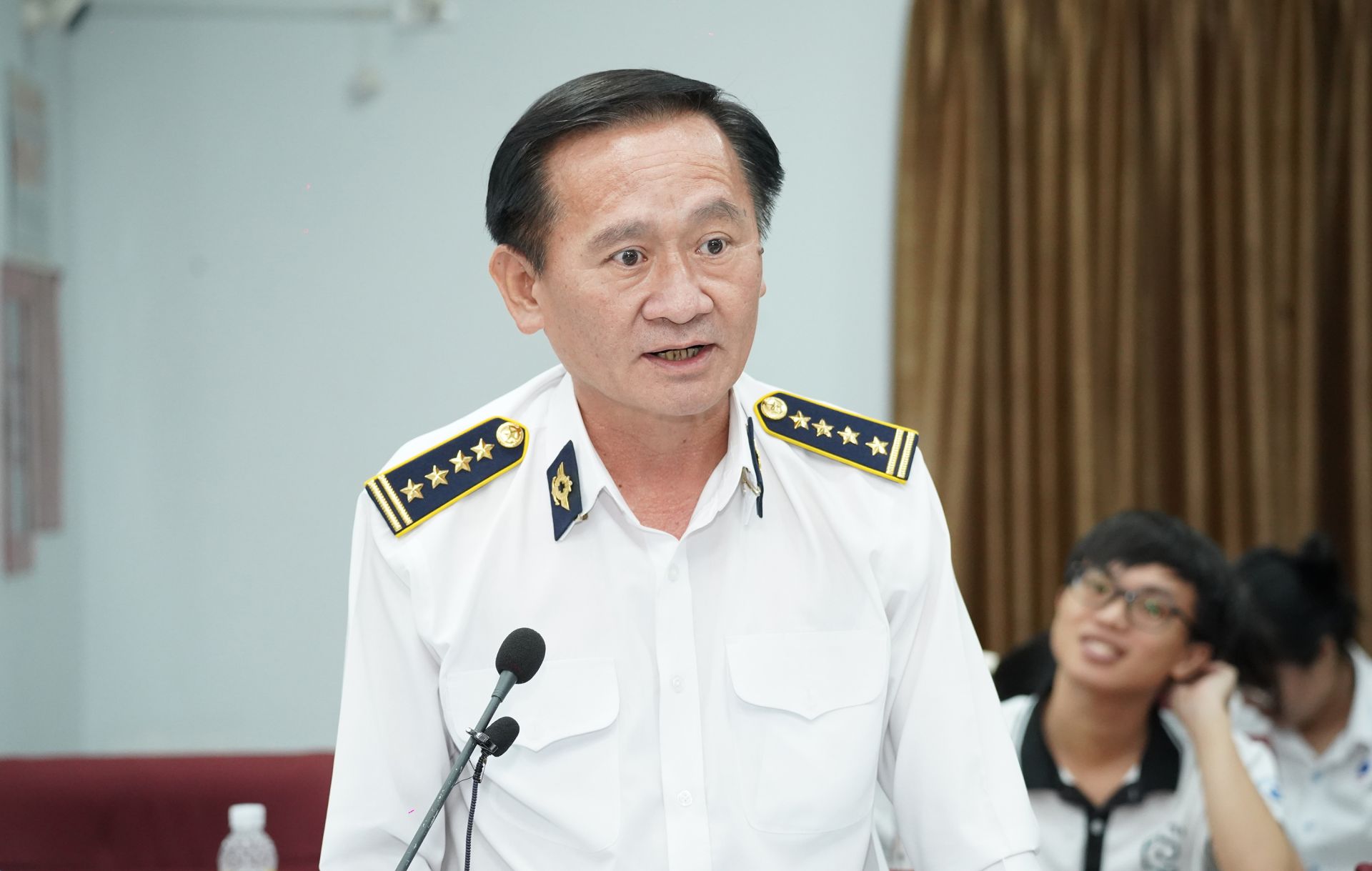 Ông Trần Phú Cường, Chi cục trưởng Chi cục Chăn nuôi và Thú y TP.HCM, cho rằng việc kiểm tra không chỉ dừng ở khâu kiểm tra giấy tờ. Khi phát hiện dấu hiệu nghi vấn, lực lượng chức năng phải kiểm tra nguồn gốc, hồ sơ vận chuyển, tình trạng đàn vật nuôi và thực hiện lấy mẫu xét nghiệm. Có những cuộc kiểm tra kéo dài từ chiều tối đến tận rạng sáng mới hoàn tất. Ông Trần Phú Cường, Chi cục trưởng Chi cục Chăn nuôi và Thú y TP.HCM, cho rằng việc kiểm tra không chỉ dừng ở khâu kiểm tra giấy tờ. Khi phát hiện dấu hiệu nghi vấn, lực lượng chức năng phải kiểm tra nguồn gốc, hồ sơ vận chuyển, tình trạng đàn vật nuôi và thực hiện lấy mẫu xét nghiệm. Có những cuộc kiểm tra kéo dài từ chiều tối đến tận rạng sáng mới hoàn tất.