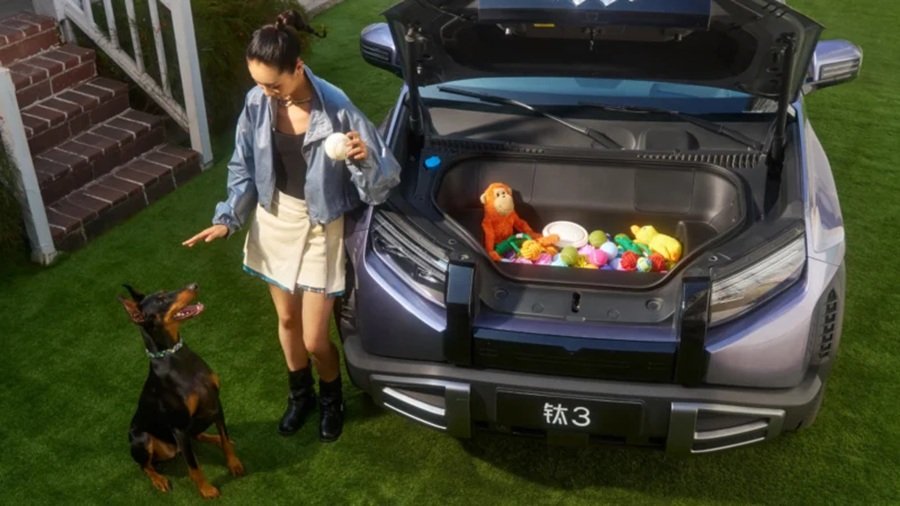 Cụm cửa hậu cùng hộp chứa đồ 28 lít là chi tiết tạo thêm tính thực dụng cho mẫu SUV đô thị này. Cụm cửa hậu cùng hộp chứa đồ 28 lít là chi tiết tạo thêm tính thực dụng cho mẫu SUV đô thị này.