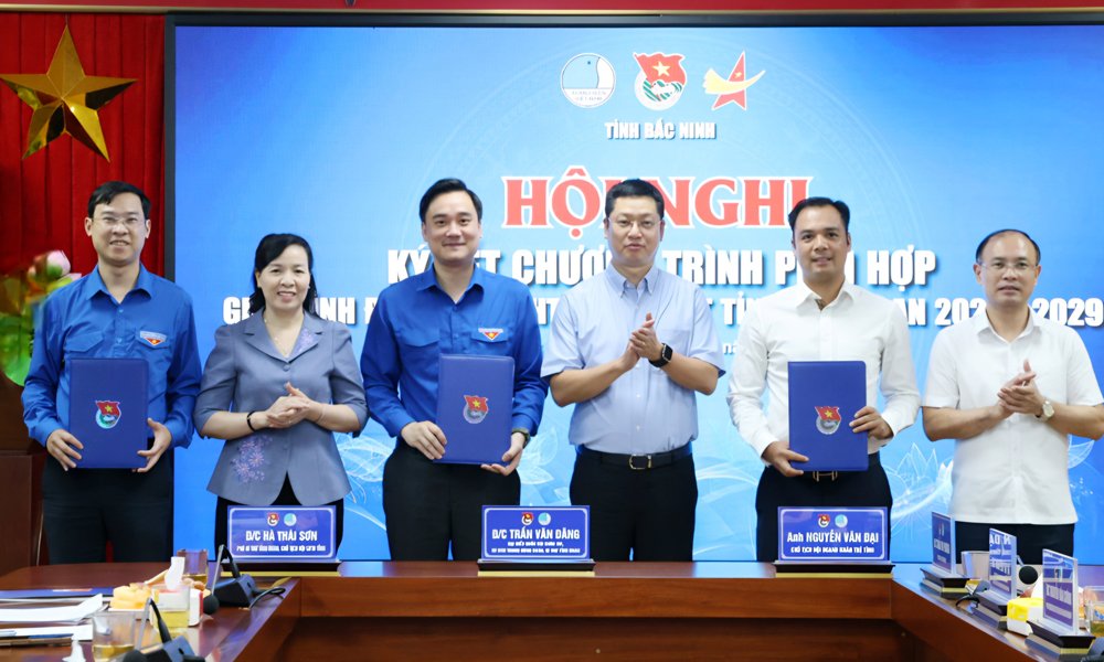 C&aacute;c đồng ch&iacute; Trần Huy Phương, Nguyễn Thị H&agrave; ch&uacute;c mừng c&aacute;c đơn vị k&yacute; kết chương tr&igrave;nh phối hợp.