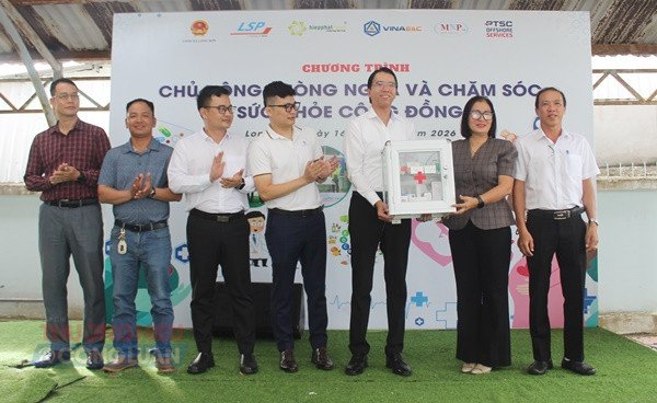 LSP và các đối tác trao tặng thuốc hỗ trợ điều trị và thiết bị y tế cho Trạm Y tế xã Long Sơn. LSP và các đối tác trao tặng thuốc hỗ trợ điều trị và thiết bị y tế cho Trạm Y tế xã Long Sơn.