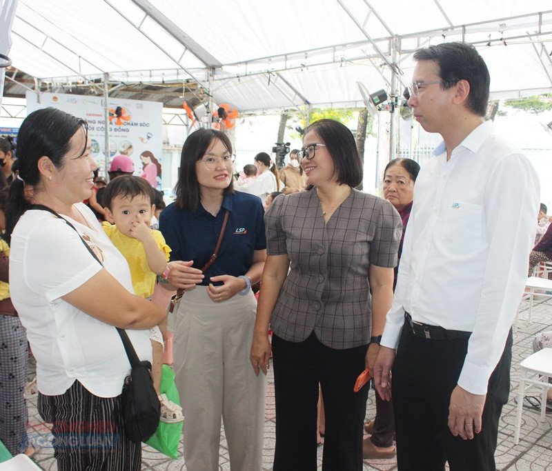 Ông Chakorn Kraivichien và Bà Bùi Thị Thu Hương, Phó Chủ tịch UBND xã Long Sơn trò chuyện với người dân. Ông Chakorn Kraivichien và Bà Bùi Thị Thu Hương, Phó Chủ tịch UBND xã Long Sơn trò chuyện với người dân.
