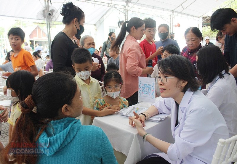 Bác sĩ tư vấn cho bà mẹ về kiến thức chăm sóc sức khỏe dinh dưỡng trẻ em Bác sĩ tư vấn cho bà mẹ về kiến thức chăm sóc sức khỏe dinh dưỡng trẻ em