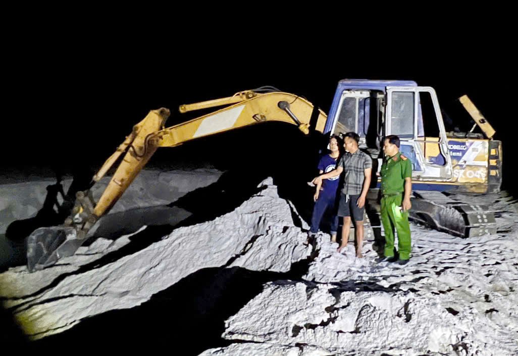 Cơ quan chức năng phát hiện một vụ khai thác cát trái phép ở trên địa bàn tỉnh Cơ quan chức năng phát hiện một vụ khai thác cát trái phép ở trên địa bàn tỉnh