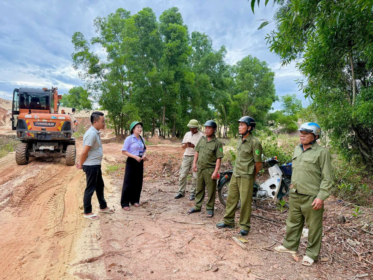 Lực lượng chức năng ở phường Bắc Gianh kiểm tra hoạt động khai thác, vận chuyển, tập kết, kinh doanh khoáng sản trên địa bàn. Lực lượng chức năng ở phường Bắc Gianh kiểm tra hoạt động khai thác, vận chuyển, tập kết, kinh doanh khoáng sản trên địa bàn.