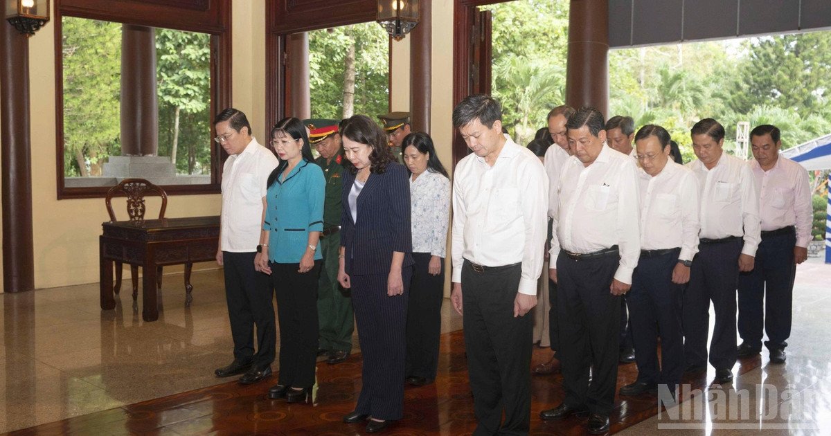 Đồng chí Võ Thị Ánh Xuân và các đại biểu mặc niệm tưởng nhớ Chủ tịch Tôn Đức Thắng. (Ảnh: Thanh Dũng) Đồng chí Võ Thị Ánh Xuân và các đại biểu mặc niệm tưởng nhớ Chủ tịch Tôn Đức Thắng. (Ảnh: Thanh Dũng)