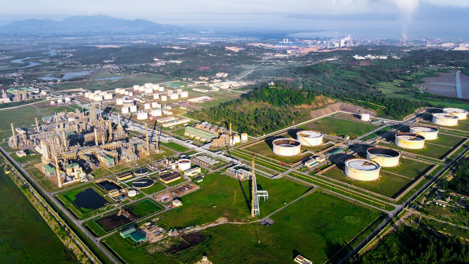 Nhà máy Lọc dầu Dung Quất do BSR (đơn vị thành viên của Petrovietnam) quản lý, vận hành đã đóng góp tích cực cho ngân sách nhà nước và trở thành một trong những cực tăng trưởng quan trọng của Khu kinh tế Dung Quất Nhà máy Lọc dầu Dung Quất do BSR (đơn vị thành viên của Petrovietnam) quản lý, vận hành đã đóng góp tích cực cho ngân sách nhà nước và trở thành một trong những cực tăng trưởng quan trọng của Khu kinh tế Dung Quất