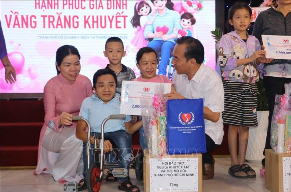 &Ocirc;ng Ng&ocirc; S&aacute;ch Thực, Chủ tịch Hội Người khuyết tật Việt Nam thăm hỏi v&agrave; tặng qu&agrave; cho c&aacute;c gia đ&igrave;nh người khuyết tật ti&ecirc;u biểu tại chương tr&igrave;nh. Ảnh: TTXVN