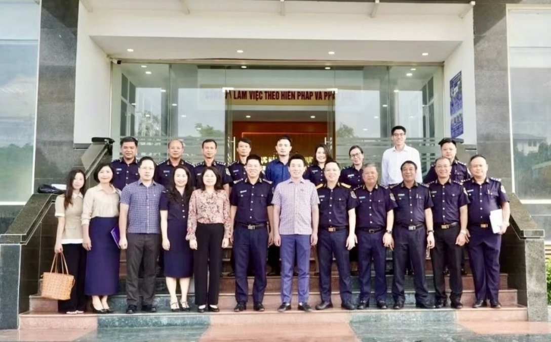 Đo&agrave;n khảo s&aacute;t của Ủy ban Ph&aacute;p luật v&agrave; Tư ph&aacute;p của Quốc hội phối hợp với Bộ T&agrave;i ch&iacute;nh đ&atilde; c&oacute; buổi l&agrave;m việc với Chi cục Hải quan khu vực XVI. Ảnh: kv16.customs.gov.vn