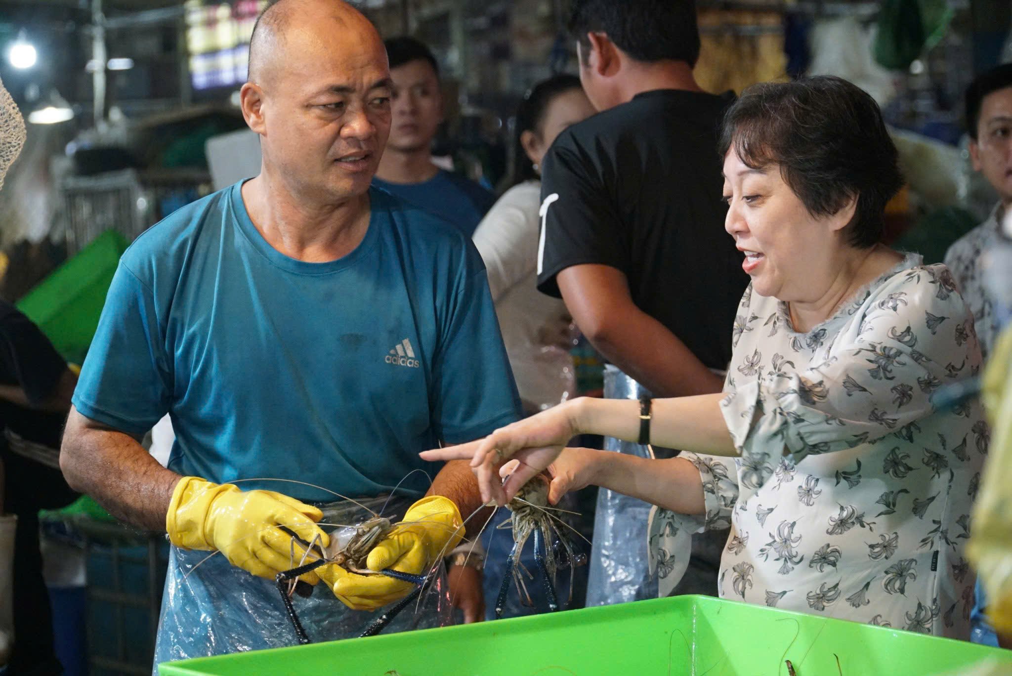 Bà Phạm Khánh Phong Lan cho rằng để tạo “tấm lá chắn” an toàn thực phẩm vững chắc cần sự chung tay của cơ quan quản lý, doanh nghiệp, người kinh doanh và người tiêu dùng. Bà Phạm Khánh Phong Lan cho rằng để tạo “tấm lá chắn” an toàn thực phẩm vững chắc cần sự chung tay của cơ quan quản lý, doanh nghiệp, người kinh doanh và người tiêu dùng.