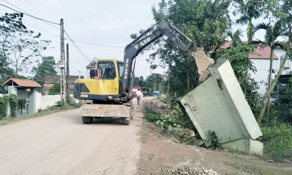 Người dân thôn Trung Hưng, xã Hợp Thịnh tự nguyện tháo dỡ công trình vi phạm đê tả Cầu. Người dân thôn Trung Hưng, xã Hợp Thịnh tự nguyện tháo dỡ công trình vi phạm đê tả Cầu.