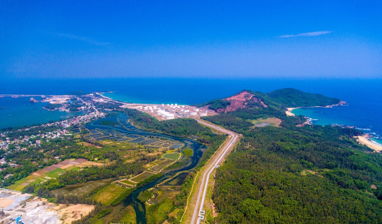 Từ khi thành lập đến năm 2025, Khu kinh tế Dung Quất được bố trí ngân sách đầu tư hơn 6.000 tỷ đồng để đầu tư hạ tầng khung Từ khi thành lập đến năm 2025, Khu kinh tế Dung Quất được bố trí ngân sách đầu tư hơn 6.000 tỷ đồng để đầu tư hạ tầng khung