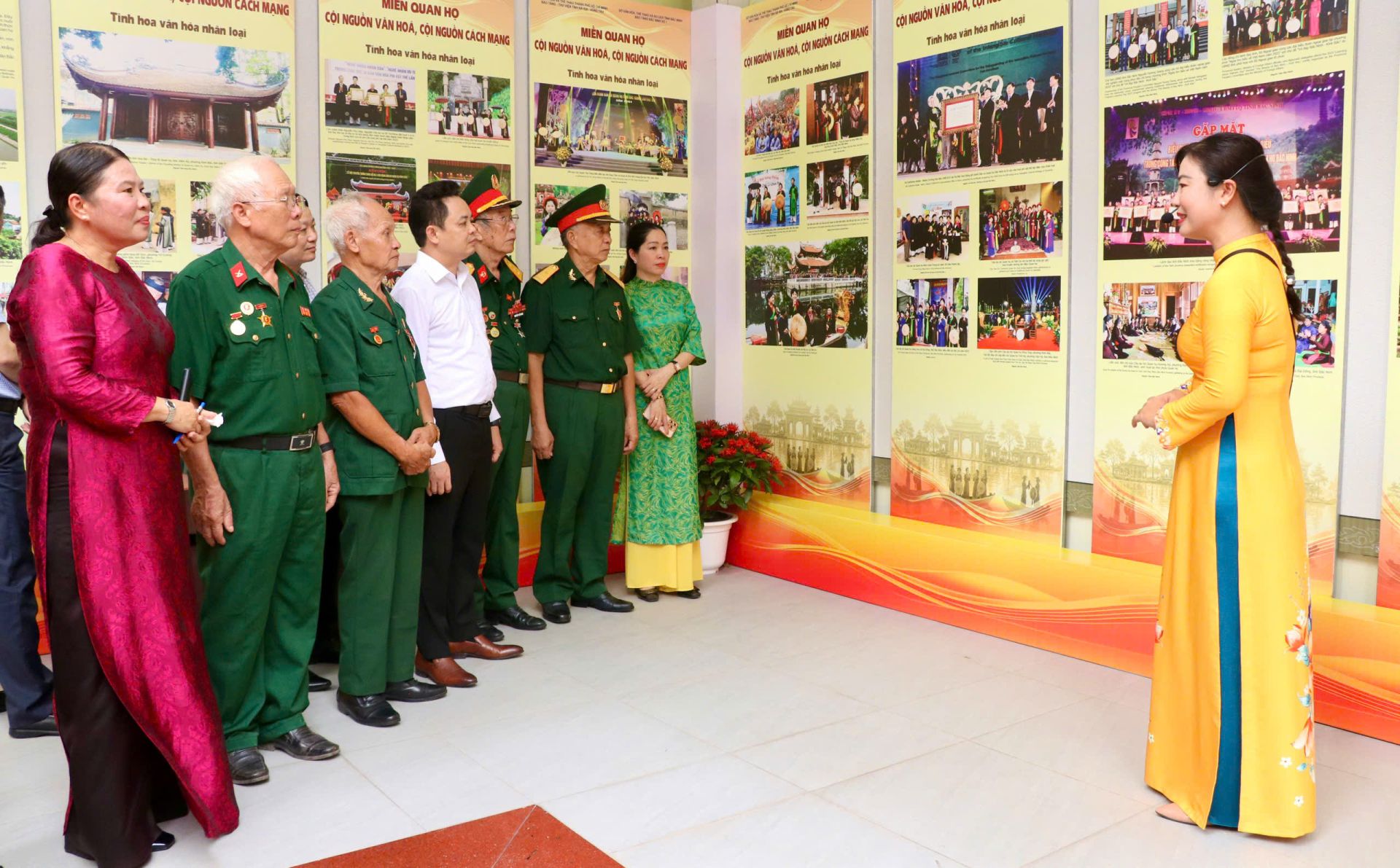Các đại biểu tham quan gian trưng bày. Các đại biểu tham quan gian trưng bày.